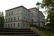 Weißes Schulgebäude II