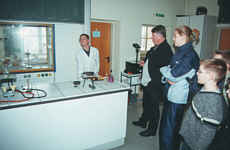 Chemische Experimente mit Herrn Vogel