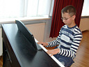 Kevin Blümel (Klasse 6a) eröffnet die Festveranstaltung mit einem beeindruckenden Klaviervortrag.