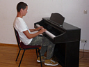 Noel Lcse am Klavier