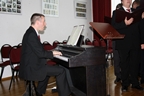 Chorleiter Herr Wollny am Klavier