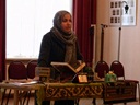 Begegnung mit der islamischen Religion und Kultur - Frau Mahmood während ihres Vortrags in der Aula